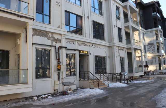 Depremde ağır hasarlı konutları az hasarlıya çevirmek için her şeyi yaptılar! Başkanın açıklaması halkı çileden çıkardı Depremde ağır hasarlı konutları az hasarlıya çevirmek için her şeyi yaptılar! Başkanın açıklaması halkı çileden çıkardı