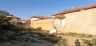 Evleri yıkılan aile çocukları ile sokakta kaldı