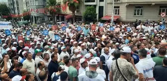 Yüzlerce kişi, maaşların artırılmasına karşı çıkan sendikanın önünde eylem yaptı