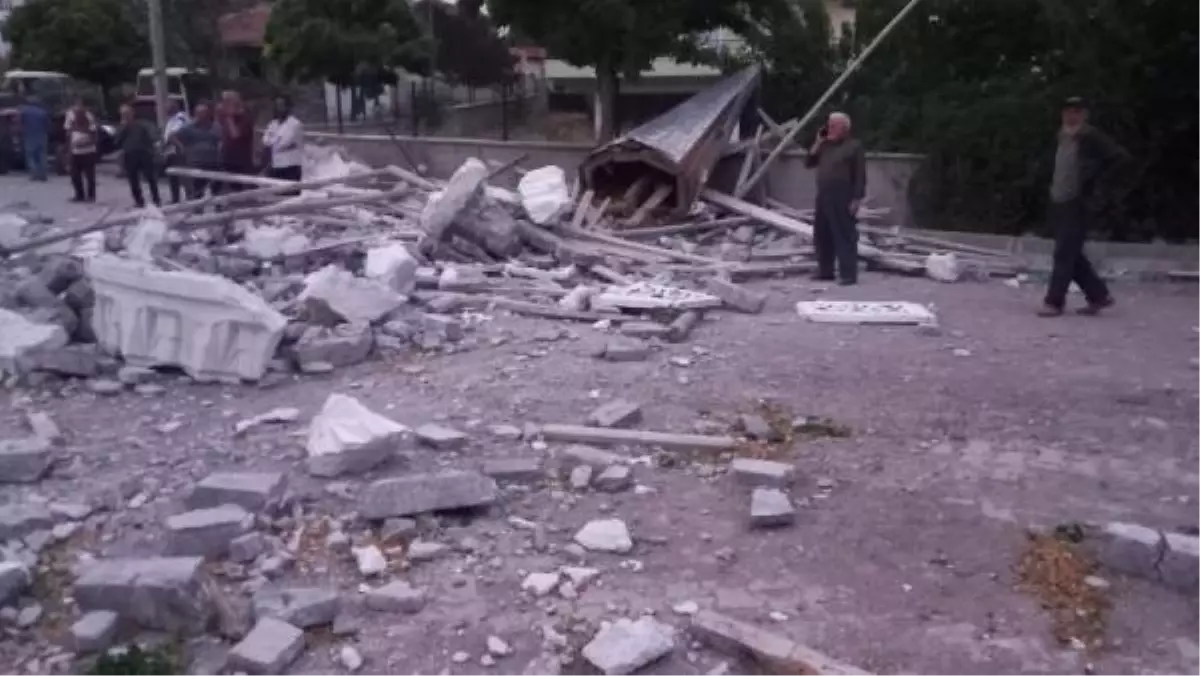 Kırıkkale'de Fırtına Sonucu Köy Camisinin Minaresi Yıkıldı
