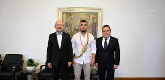 Antalya Büyükşehir Belediye Başkanı Muhittin Böcek, Kırkpınar Başpehlivanı Yusuf Can Zeybek ile Kemal Kılıçdaroğlu'nu ziyaret etti