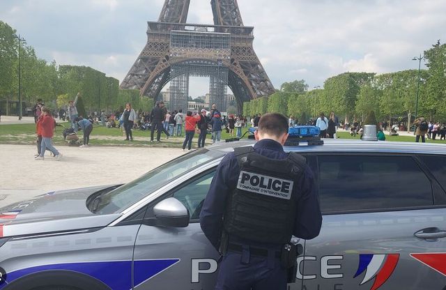 Eiffel Kulesinin dibinde 27 yaşındaki kadın beş kişinin tecavüzüne uğradı Eiffel Kulesinin dibinde 27 yaşındaki kadın beş kişinin tecavüzüne uğradı