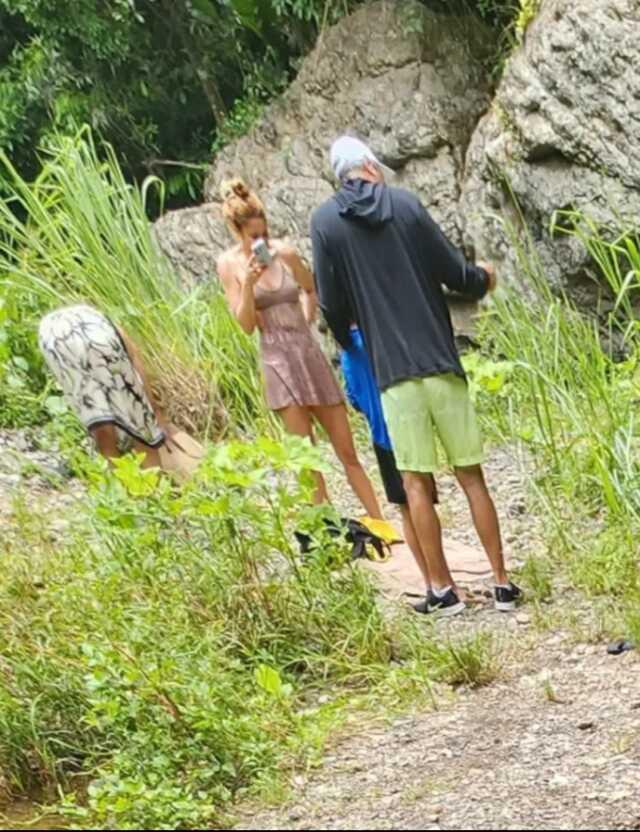 Shakira, şarkıcı Rauw Alejandro ile nehirde yüzerken görüntülendi Shakira, şarkıcı Rauw Alejandro ile nehirde yüzerken görüntülendi