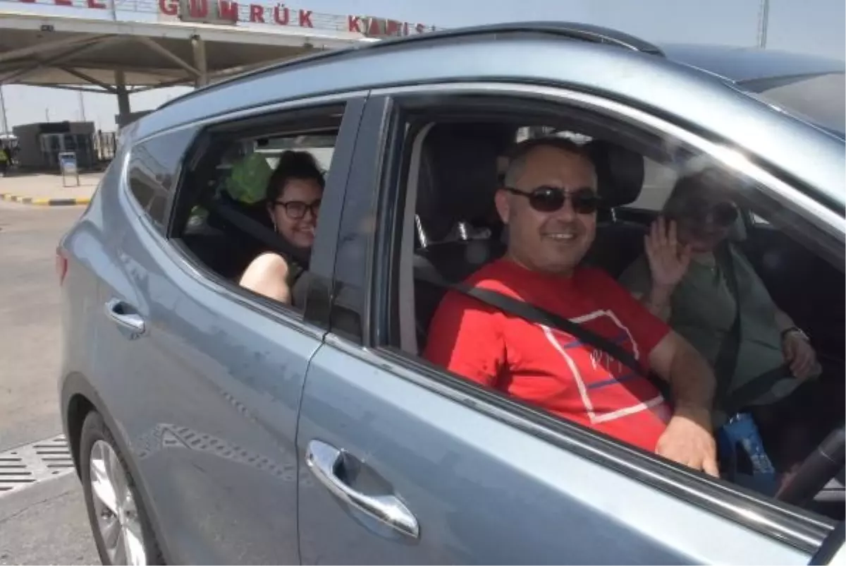 Gurbetçiler Kara Yoluyla Ülkeye Giriş Yapıyor