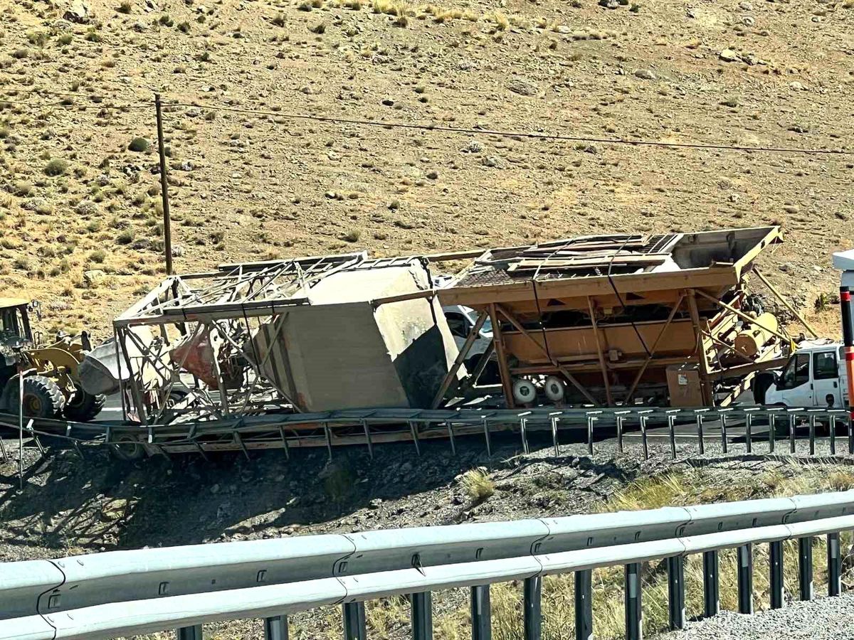 Van'da Tırdaki Malzemelerin Devrilmesi Sonucu Kara Yolu Ulaşıma Kapandı