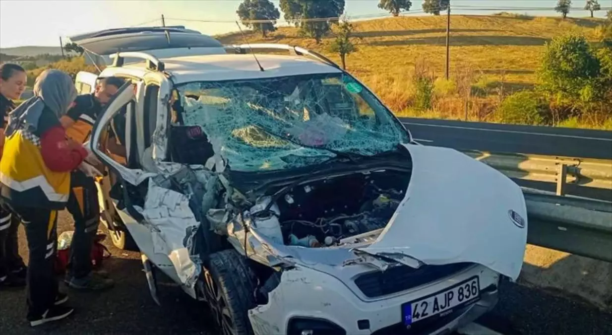 Uşak'ta Otomobil Traktöre Çarptı: 4 Kişi Yaralandı