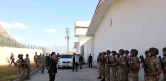 Hakkari Valisi ve Belediye Başkan Vekili İdris Akbıyık, Beyyurdu Üs Bölgesi'ndeki Askerleri Ziyaret Etti