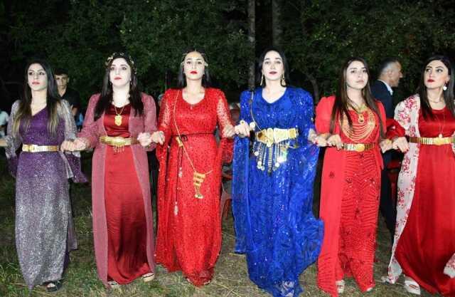 3 gün süren aşiret düğünü! 1 ton et tüketildi, altın gram ile değil kiloyla takıldı 3 gün süren aşiret düğünü! 1 ton et tüketildi, altın gram ile değil kiloyla takıldı