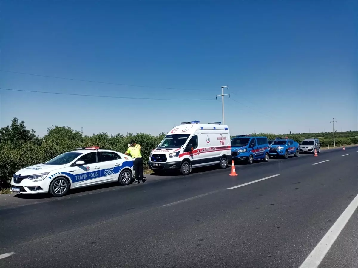 Afyonkarahisar'da Kamyonet Şarampole Devrildi: 1 Ölü, 1 Yaralı