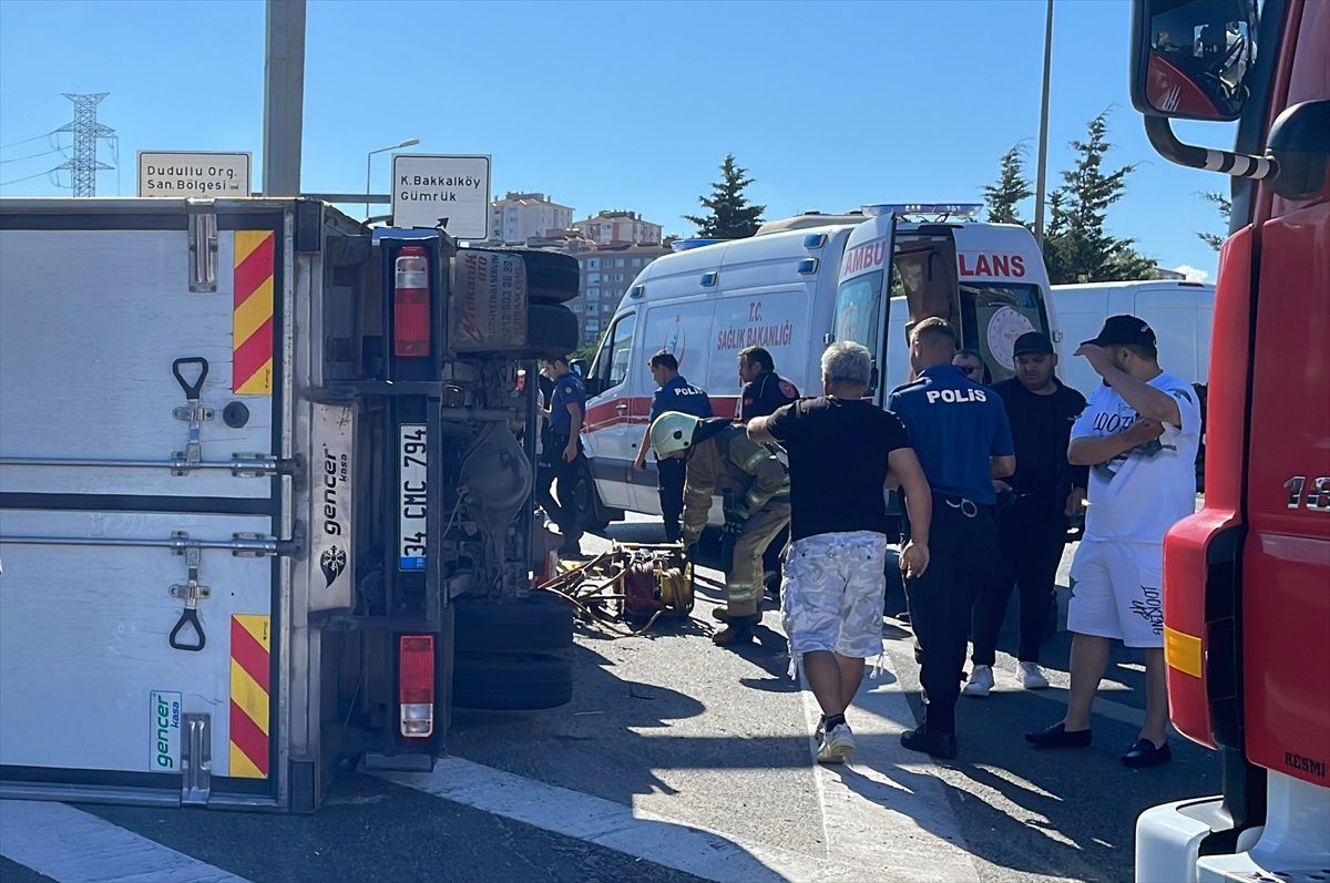 Ataşehir'de Kamyonet Devrildi, Sürücü Yaralandı