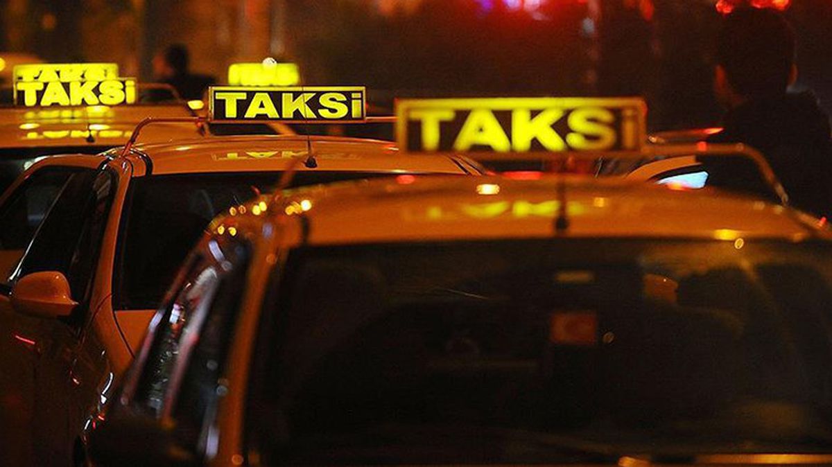 İstanbul'da taksimetreyi açmadan fazla ücret isteyen taksici, görüntülendiğini anlayınca müşteriyi darp etti
