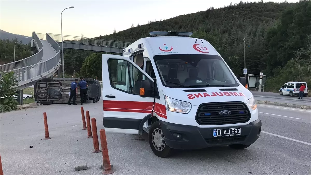 Bilecik'te Hafif Ticari Araç Devrildi, 1 Kişi Yaralandı