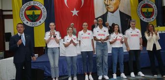 A Milli Kadın Voleybol Takımı Fenerbahçe Kulübü'nde Alkışlandı
