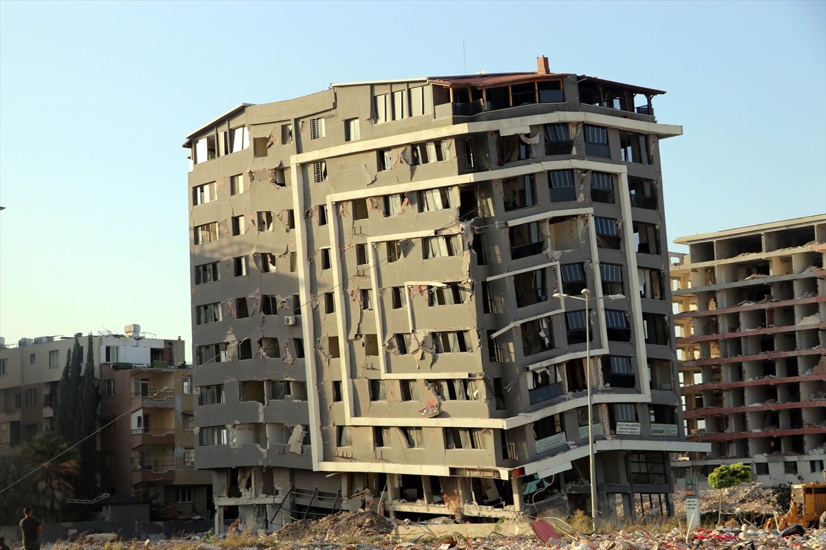 Hatay'da ağır hasarlı bina kontrollü şekilde yıkıldı