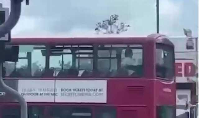 İngiltere'de bir çift kimseye aldırmadan iki katlı otobüste cinsel ilişkiye girdi İngiltere'de bir çift kimseye aldırmadan iki katlı otobüste cinsel ilişkiye girdi