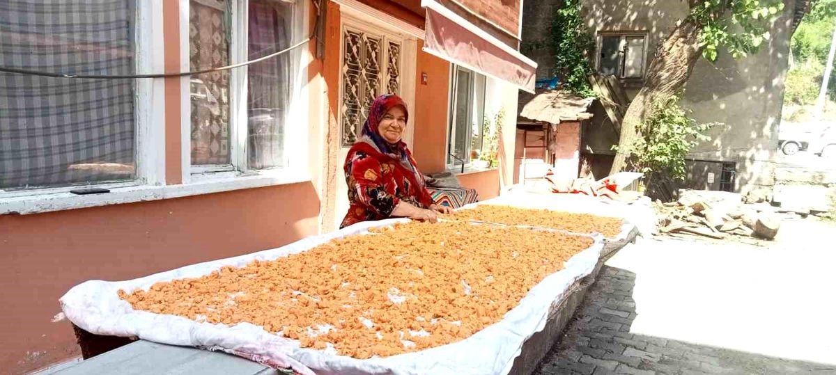 İnebolu'da Kadınlar Tarhana Yapımına Başladı