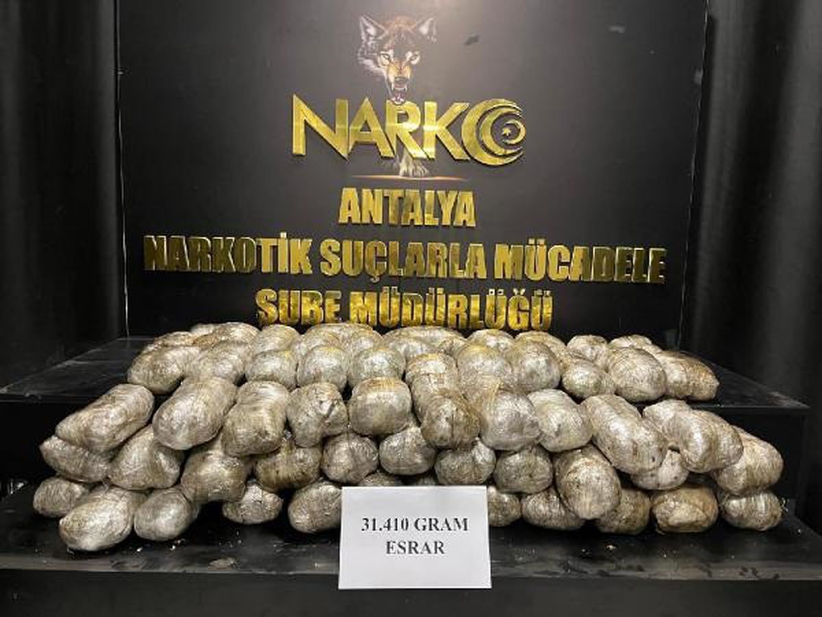 Antalya'da Otobüs Terminalinde Emanet Bölümünde Esrar Operasyonu