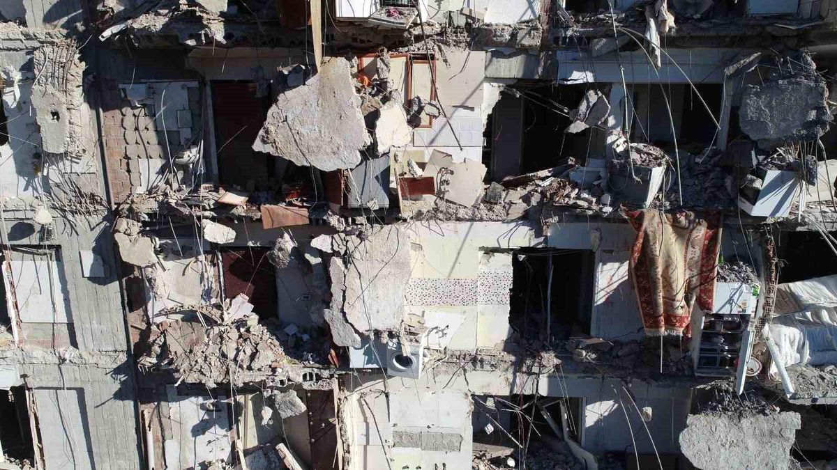 Depremde ailesini kaybeden avukat enkaz alanına karanfil bıraktı