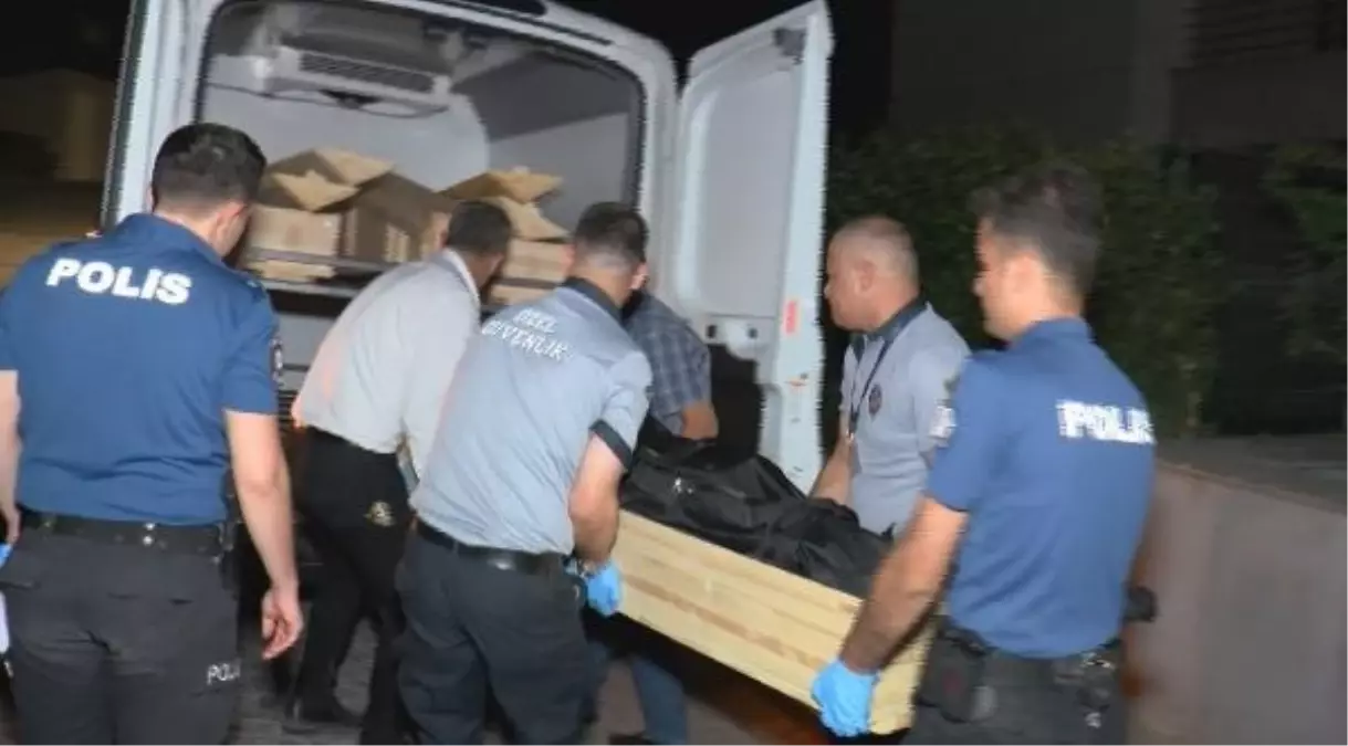 Küçükçekmece'de Bir Kadın Bıçaklanarak Öldürüldü