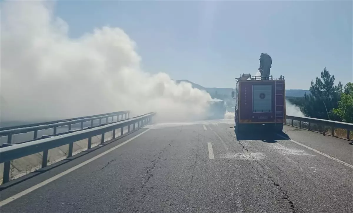 Uşak'ta Minibüs Kaza Sonucu Yanarak Kullanılamaz Hale Geldi