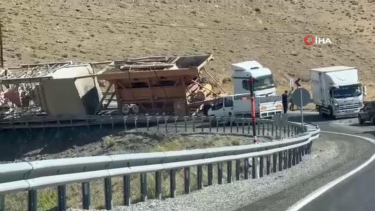 Virajı alamayan malzeme yüklü tır devrildi, yol ulaşıma kapandı