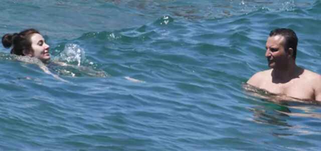 24 yaş küçük sevgilisiyle görüntülenen Rafet El Roman'dan çapkınlık isyanı: Bırakın da biraz çapkınlığın olsun 24 yaş küçük sevgilisiyle görüntülenen Rafet El Roman'dan çapkınlık isyanı: Bırakın da biraz çapkınlığın olsun