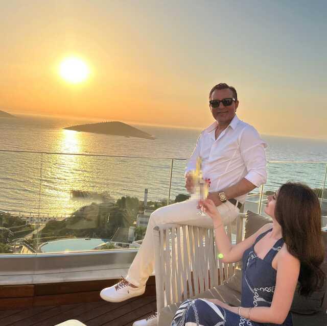 24 yaş küçük sevgilisiyle görüntülenen Rafet El Roman'dan çapkınlık isyanı: Bırakın da biraz çapkınlığın olsun 24 yaş küçük sevgilisiyle görüntülenen Rafet El Roman'dan çapkınlık isyanı: Bırakın da biraz çapkınlığın olsun