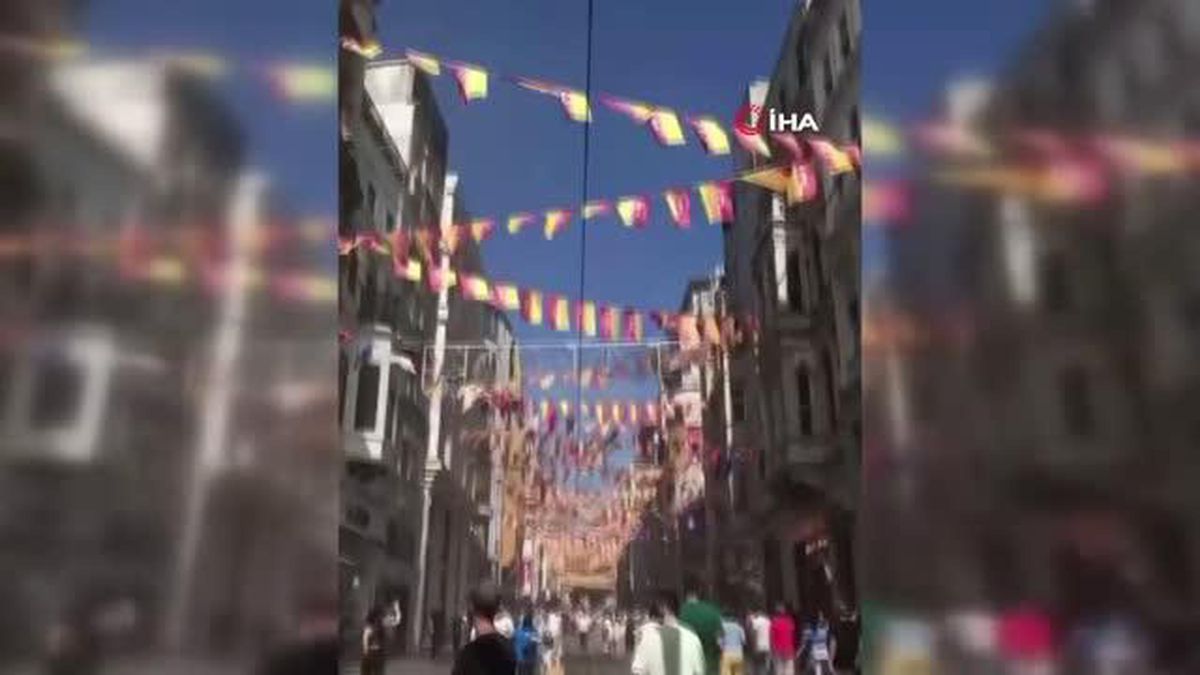 Beyoğlu İstiklal Caddesi'nde bir binanın çatısında yangın çıktı. Olay yerine itfaiye ekipleri sevk edildi. İtfaiyenin yangına müdahalesi sürüyor
