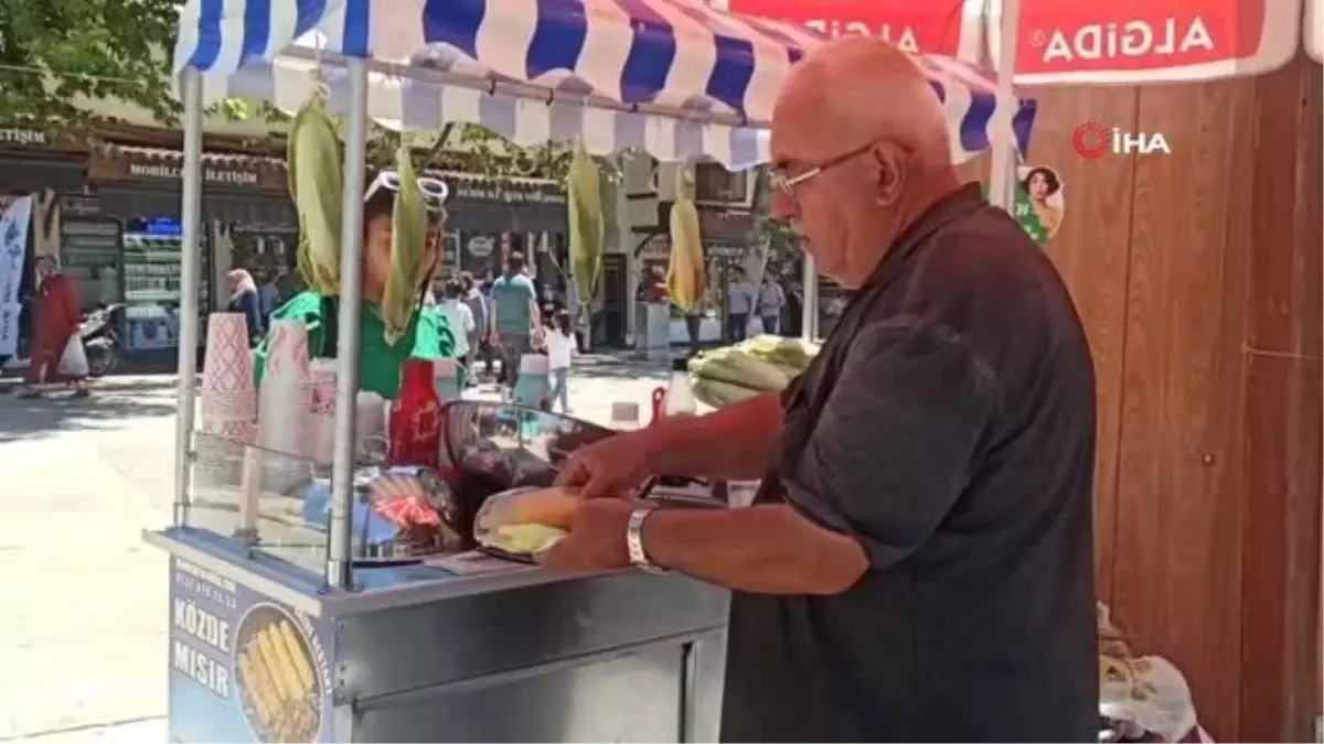 Depremde dükkanı yıkılan esnaf, mısır satarak hayata tutunmaya çalışıyor