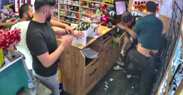 Esenyurt'taki tekel saldırısında ölen gencin babası sessizliğini bozdu Esenyurt'taki tekel saldırısında ölen gencin babası sessizliğini bozdu