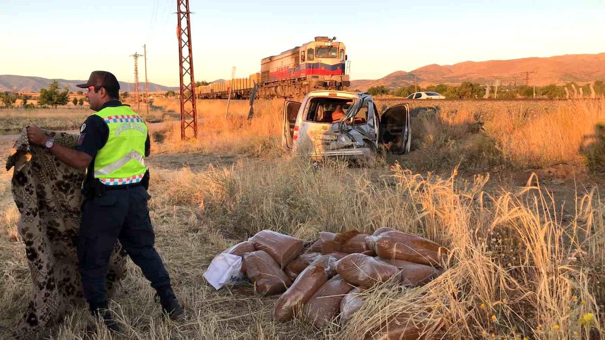 Elazığ'da tren, hafif ticari araca çarptı