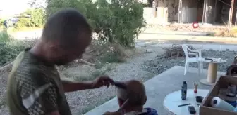 İş yeri yıkıldı, evinin önünde çalışmaya devam ediyor