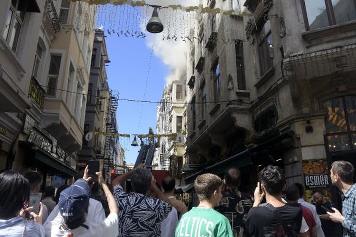 Taksim'de Restoranın Çatı Katında Yangın Çıktı