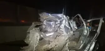 İzmir'de otomobile arkadan çarpan kamyonet sürücüsü hayatını kaybetti