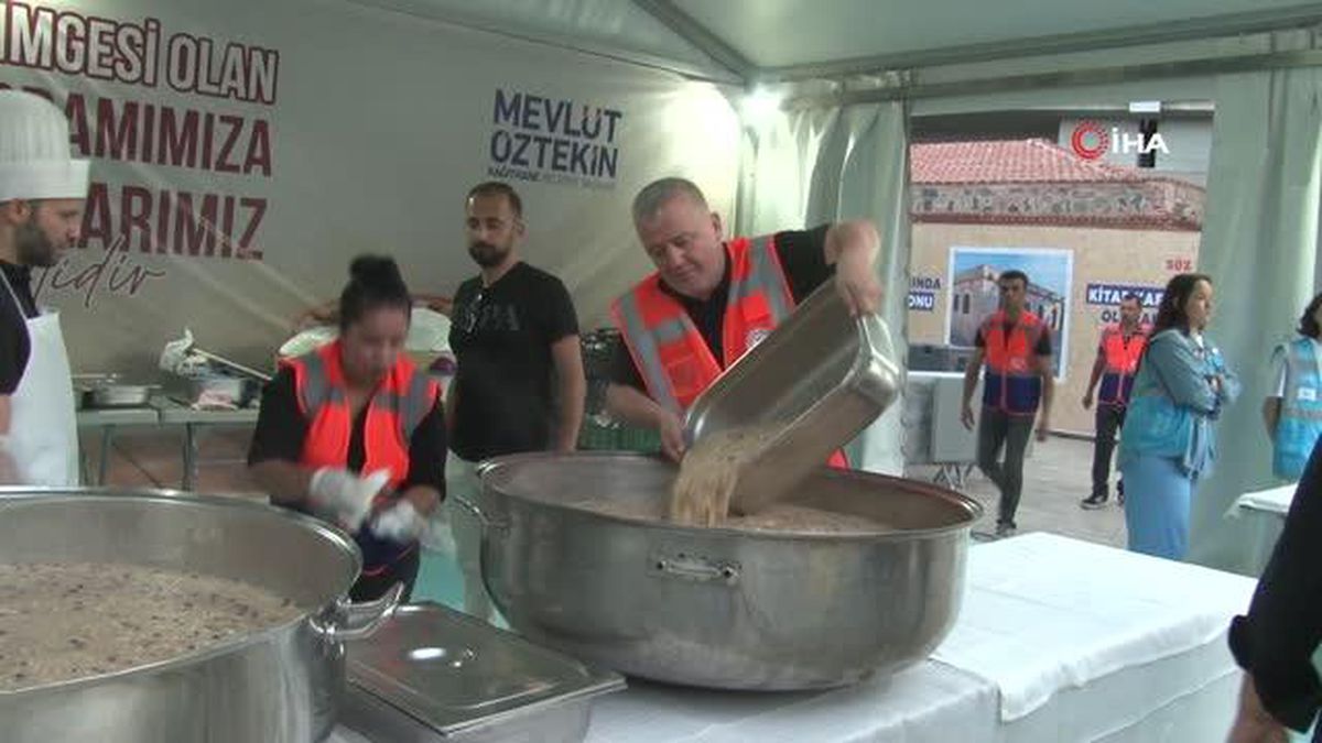Kağıthane'de 25 Bin Kişiye Aşure İkram Edildi