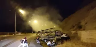 Siirt'te Kamyonet Yangında Kullanılamaz Hale Geldi