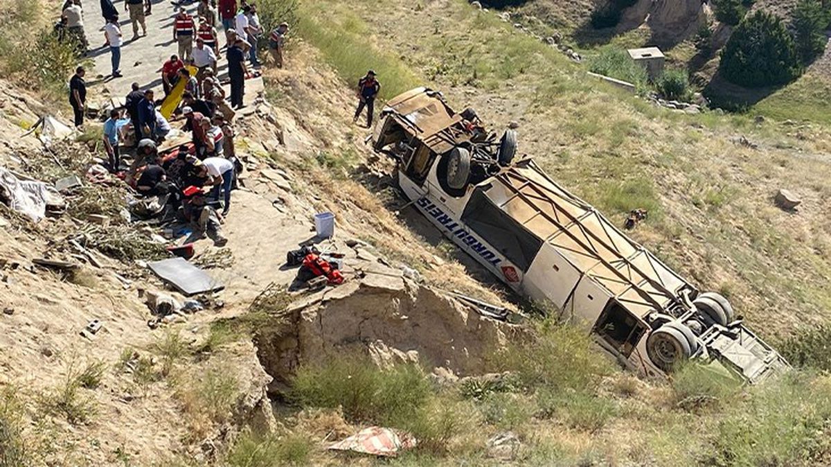 Son Dakika! Kars'ta yolcu otobüsü viyadükten düştü! Ölü ve yaralılar var