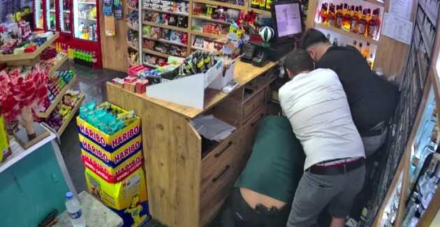 Tekel bayisinde tüyler ürperten cinayet anbean kamerada! 'Yapma' diye yalvardılar Tekel bayisinde tüyler ürperten cinayet anbean kamerada! 'Yapma' diye yalvardılar