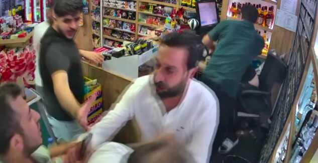 Tekel bayisinde tüyler ürperten cinayet anbean kamerada! 'Yapma' diye yalvardılar Tekel bayisinde tüyler ürperten cinayet anbean kamerada! 'Yapma' diye yalvardılar