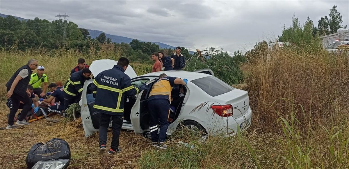Tokat'ın Niksar ilçesinde otomobil tarlaya devrildi: 4 yaralı