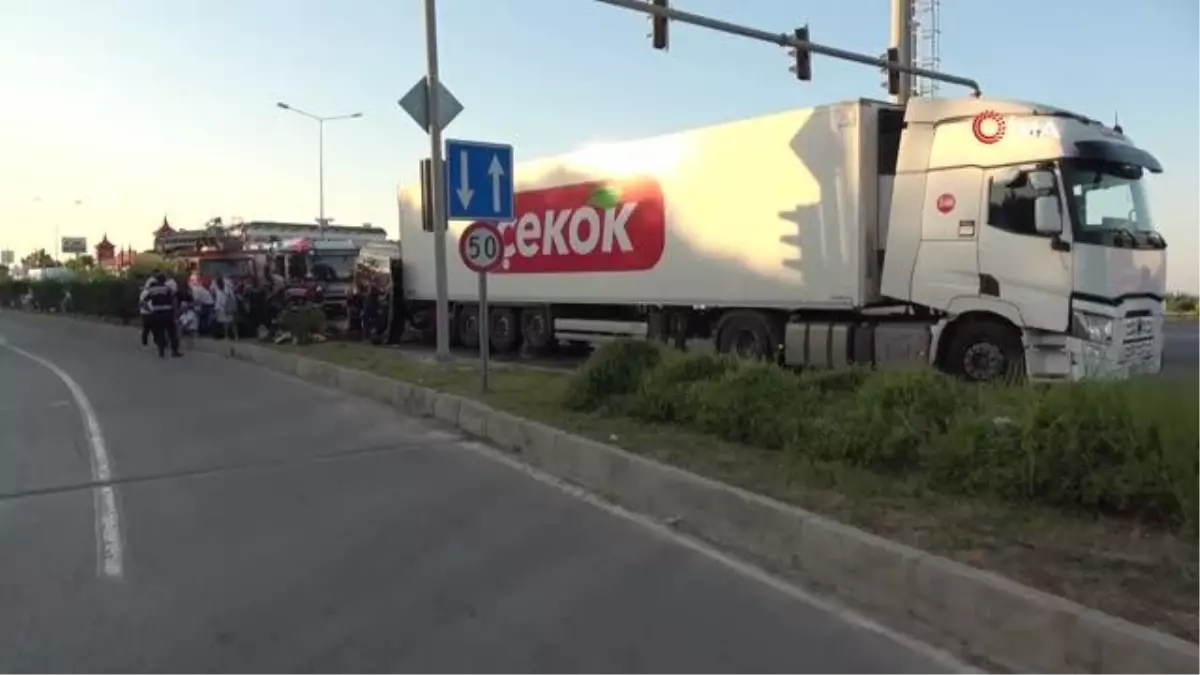 Tur minibüsü tıra arkadan çarptı: 2 ölü, 6'sı ağır 10 turist yaralı