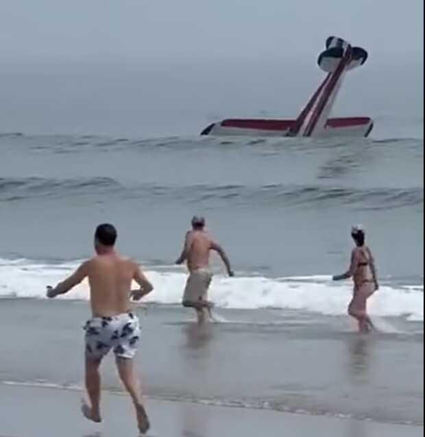 ABD'de Plaja İnen Uçak Şoke Etti: Yüzücülerin Yanında Suya Daldı ABD'de Plaja İnen Uçak Şoke Etti: Yüzücülerin Yanında Suya Daldı