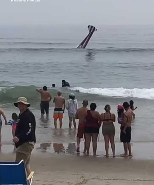 ABD'de Plaja İnen Uçak Şoke Etti: Yüzücülerin Yanında Suya Daldı ABD'de Plaja İnen Uçak Şoke Etti: Yüzücülerin Yanında Suya Daldı