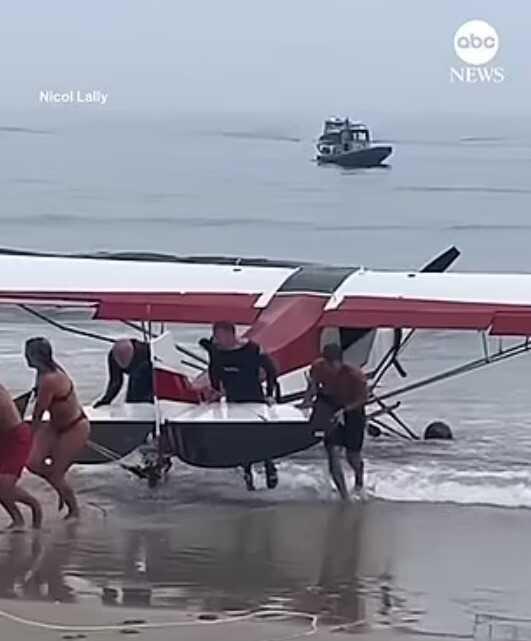 ABD'de Plaja İnen Uçak Şoke Etti: Yüzücülerin Yanında Suya Daldı ABD'de Plaja İnen Uçak Şoke Etti: Yüzücülerin Yanında Suya Daldı