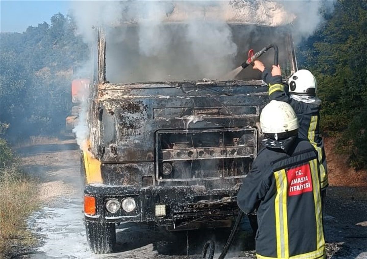 Amasya'da tır yangını: Dorse ve iş makinesi kurtarıldı