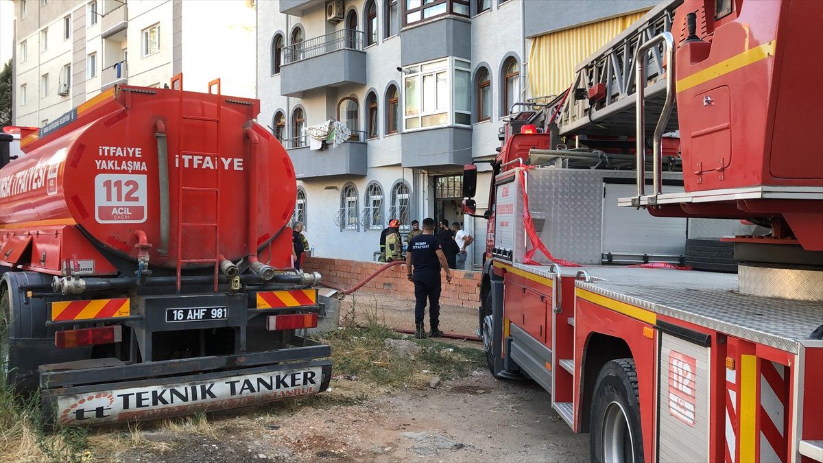 Bursa'da 5 Katlı Binanın Çatı Katında Yangın Çıktı