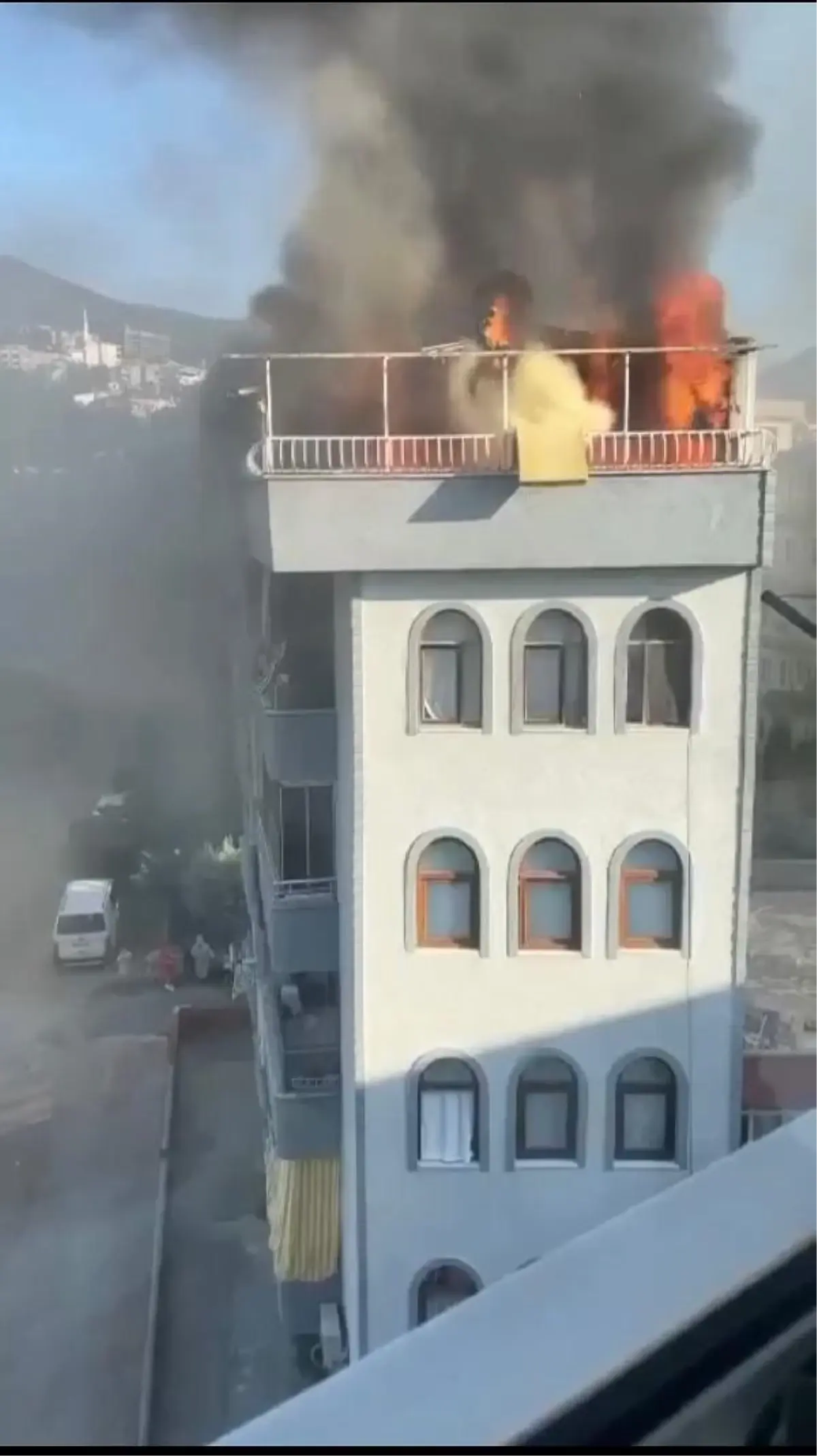 Bursa'da 5 Katlı Binanın Çatısında Yangın Çıktı