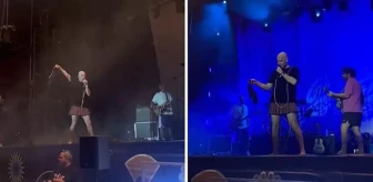 Büyük Ev Ablukada'nın konserinden sahneye iç çamaşırı fırlatıldı! Bartu Küçükçağlayan iç çamaşırını eline alıp salladı
