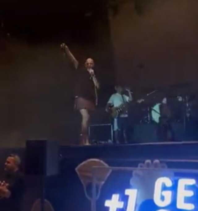 Büyük Ev Ablukada'nın konserinden sahneye iç çamaşırı fırlatıldı! Bartu Küçükçağlayan iç çamaşırını eline alıp salladı Büyük Ev Ablukada'nın konserinden sahneye iç çamaşırı fırlatıldı! Bartu Küçükçağlayan iç çamaşırını eline alıp salladı