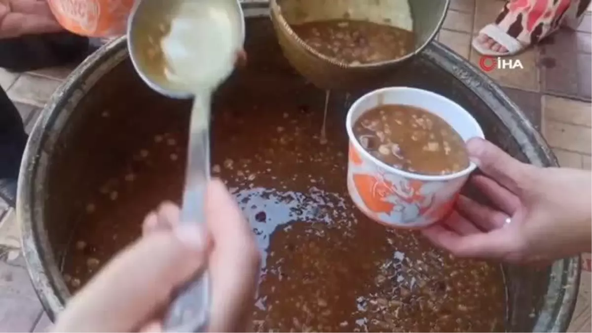 Depremde hayatını kaybedenler için aşure dağıtıldı